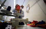 Le tailleur des gardes suisses du Vatican, Ety Cicioni, prépare les uniformes officiels pour la prochaine cérémonie de prestation de serment, le 28 avril 2022
