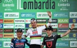 Tadej Pogacar entouré de Remco Evenepoel (G) et de Michael Storer (D) sur le podium du Tour de Lombardie, le 11 octobre 2025 à Bergame
