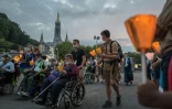 Quelque 9.300 personnes ont participé samedi soir 14 août 2021 à la traditionnelle procession mariale aux flambeaux sur l'esplanade du sanctuaire de Lourdes, où les fidèles ont récité plusieurs "Je vous salue Marie" en levant leurs flambeaux vers le ciel