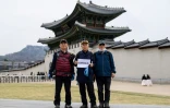 Le retraité Hwang Gum-cheol (c) manifeste à Séoul, le 2 avril 2025, deux jours avant que la Cour constitutionnelle se prononce sur la destitution du président sud-coréen Yoon Suk Yeol