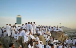 Des pèlerins musulmans sur le Mont Arafat, lors d'un hajj, le 27 juiin 2023 en Arabie saoudite