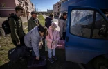 Des habitants de Kramatorsk montent dans un mini-bus pour quitter la ville au lendemain d'une frappe meurtrière de missile russe, le 9 avril 2022 dans la région du Donbass, dans l'est de l'Ukraine