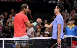 Rafael Nadal (g) et Dominic Thiem après leur match remporté par l'Espagnol, au premier tour du tournoi de Brisbane, le 2 janvier 2024