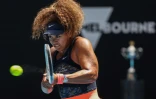La Japonaise Naomi Osaka retourne un revers face à la Taïwanaise Hseih Su-wei, lors de leur quart de finale de l'Open d'Australie, le 16 février 2021 à Melbourne