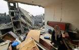 Une Palestinienne dans son appartement détruit par un bombardement près de Khan Younès, dans la bande de Gaza, le 25 novembre 2023