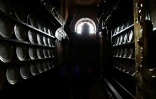 Le vestibule tapissé d'assiettes, dont certaines proviennent d'un service de Sèvres offert Charles X, dans Hauteville House à Saint-Pierre-Port sur l'île de Guernsey, le 3 octobre 2017