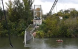 Les sauveteurs à la recherche d'éventuelles victimes du pont suspendu qui s'est écroulé, à Mirepoix-sur-Tarn, près de Toulouse, le 18 novembre 2019