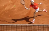 Le Serbe Novak Djokovic effectue une volée face au Russe Daniil Medvedev, lors du tournoi de Monte-Carlo, le 19 avril 2019