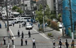 La police boucle les lieux de l'attaque au couteau de Kawasaki, dans la banlieue de Tokyo, le 28 mai 2019