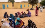 Des femmes attendent pour voter à la présidentielle, le 29 juin 202 à Nouakchott, en Mauritanie