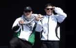 Mo Chara (G) et Moglai Bap (D), du groupe de rap nord-irlandais Kneecap, en concert festival de Glastonbury à Pilton, dans le sud-ouest de l'Angleterre, le 28 juin 2025