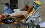 Un patient atteint du Covid-19 est trasporté dans un hôpital de Tegucigalpa, au Honduras, le 4 août 2021