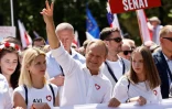 Donald Tusk (c), chef du principal parti d'opposition centriste (Plateforme civique, PO), lors d'une manifestation contre le gouvernement polonais, le 4 juin 2023 à Varsovie