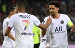 Les joueurs du PSG, dont Kylian Mbappé et Marquinhos (droite) avec des maillots floqués de numéros en arc-en-ciel  lors de la rencontre de Ligue 1 à Montpellier, le 14 mai 2022 