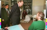 Le président Jacques Chirac (au centre) et le secrétaire d'État à l'Action humanitaire d'urgence Xavier Emmanuelli dans des locaux du Samu social à Saint-Mandé, près de Paris, le 19 décembre 1996