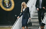 La porte-parole de la Maison-Blanche, Katie Zacharia, descend de l’avion présidentiel Air Force One à la base aérienne d’Elmendorf, à Anchorage , le 13 octobre 2026 en Alaska