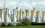 Construction au Havre de fondations destinées à un champ d'éoliennes offshore au large de Fécamp, le 14 avril 2022