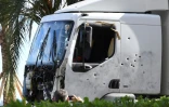 Le camion conduit par Mohamed Lahouaiej Bouhlel est inspecté par la police sur la Promenade des Anglais à Nice, le 15 juillet 2016, au lendemain matin de l'attentat qui a fait 84 morts