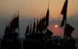Des membres de la garde d'honneur égyptienne au garde à vous avant l'arrivée sur le tarmac de l'aéroport international du Caire du président chinois Xi Jinping, le 1er septembre 2026