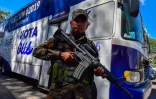 Un soldat salvadorien devant un "Vota bus", chargé d'informer les citoyens sur le scrutin, le 2 février 2019 à San Salvador