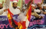 Un drapeau danois est brûlé lors d'une manifestation au Bangladesh en février 2006 pour protester contre la publication de caricatures de Mahomet