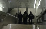 Des policiers en patrouille dans le métro fermé le 1er janvier 2016 à Munich