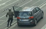 Capture d'écran d'ATV-Studio Halle montrant un homme armé, suspecté d'être l'auteur d'une attaque contre la synagogue de Halle, le 9 octobre 2019 en Allemagne