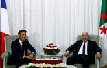 Le président français Emmanuel Macron (g) reçu par son homologue algérien Abdelmadjid Tebboune au palais présidentiel, le 25 août 2022