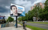 Une affiche électorale du parti de centre-droit Nouvelle Slovénie (NSi) avant les élections législatives, le 21 mai 2018 à Ljubljana, en Slovénie