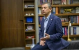 Özgür Özel, le chef du Parti républicain du peuple (CHP), principale force de l'opposition turque, lors d'un entretien avec l'AFP, le 9 avril 2025 à Istanbul