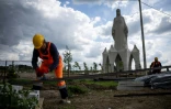 Un ouvrier travaille sur le chantier des travaux de finition de la statue de la Vierge Marie du village de Konotopie, plus grande statue mariale d'Europe, dans le centre de la Pologne, le 22 juillet 2026