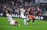 Le Marseillais Bouna Sarr (c) marque contre son camp sous les yeux du Montpelliérain Andy Delort (d), le 21 septembre 2019 à Marseille