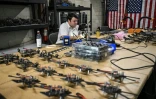 Un employé travaille sur un drone utilisé pour faire face aux fusillades dans les écoles , au siège de la startup Campus Guardian Angel, à Austin, le 8 mai 2026 au Texas