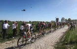 Le Slovène Matej Mohoric (g) lors d'une échappée pendant Paris-Roubaix, le 17 avril 2022