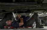 Un mécanicien répare un camion de pompiers endommagé par les incendies de forêt de l'été, dans l'atelier de logistique et de maintenance du SDIS 33 à Bordeaux, le 16 septembre 2026 en Gironde