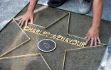 Mise en place de l'étoile de Charles Aznavour sur le "Walk of Fame", le 21 août 2017 à Hollyood en Californie