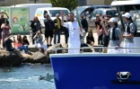 Le volleyeur Benjamin Toniutti avec la flamme olympique à bord d'un bateau sur l'étang de Thau, le 13 mai 2024