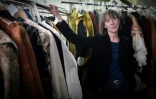 Sylvie Lombart, directrice des services de l'habillement à la Comédie-Française, à Paris, pose le 6 janvier 2022 dans les ateliers de couture