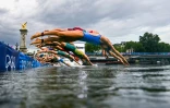 Le départ de l'épreuve féminine de triathlon le 31 juillet 2024 au pied du pont Alexandre III, sur la Seine