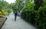 Un garçon à vélo dans le village de Campbell Bay, sur l'île de Grande Nicobar, dans l'archipel indien des Andaman-et-Nicobar, le 26 mars 2026 