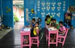 Les quatre élèves de l'école de Ban Khun Samut Chin, un village côtier situé à moins de 10 km de Bangkok, le 14 juin 2023 en Thaïlande