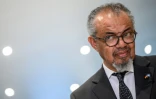 Le directeur général de l'Organisation mondiale de la santé (OMS), Tedros Adhanom Ghebreyesus, pose devant les photographes en amont de la 79e Assemblée mondiale de la santé à Genève, le 17 mai 2026