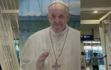 Un poster du pape François à l'aéroport d'Oulan-Bator avant la visite du souverain pontife, le 30 août 2023 en Mongolie