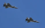 Deux MiG-31 de l'armée russe armés de missiles survolent la Place Rouge lors d'un défilé le 9 mai 2018 à Moscou