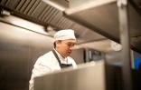 Owie Garciano, un cuisinier philippin, dans un établissement de la ville d'Ilulissat, au Groenland, où quelque 1.200 Philippins se sont installés, le 18 mars 2026