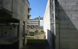 Le couvent dominicain de La Tourette, rĂ©alisĂ© en 1959 par Le Corbusier, photographiĂ© le 19 avril 2002 Ă Ăveux (RhĂŽne)