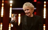 La réalisatrice française Claire Denis reçoit le Lion d'argent de la meilleure réalisation pour son film "Avec amour et acharnement", le 16 février 2022 lors de la 72e Berlinale