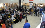 Des Irakiens patientent dans la salle d'attente de l'administration publique de Mossoul, le 19 septembre 2018 en Irak