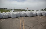 Des sacs de sable placés sur les routes pour éviter les inondations avant le passage de l'ouragan Barry, le 12 juillet 2019 à Venice, en Louisiane