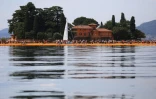 Le village de Sulzano,relié par les pontons flottants de Christo, sur le lac Iseo en Italie, le 18 juin 2016